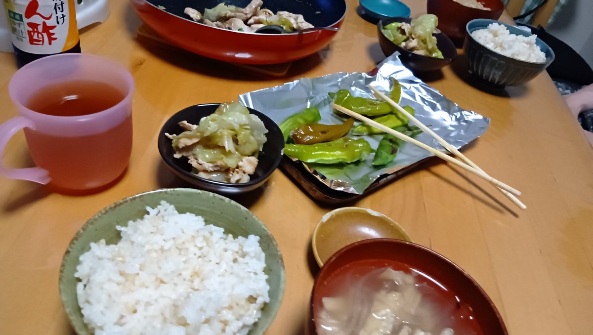 sinpaisyouda's tweet photo. 夕食
豚肉とレタスのごま油炒め
甘唐辛子
くずきりと油揚げの中華スープ https://t.co/HwAZ0zEnDG