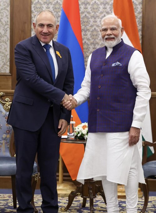 BJP4India's tweet photo. 𝐒𝐭𝐫𝐞𝐧𝐠𝐭𝐡𝐞𝐧𝐢𝐧𝐠 𝐈𝐧𝐝𝐢𝐚–𝐀𝐫𝐦𝐞𝐧𝐢𝐚 𝐭𝐢𝐞𝐬!🇮🇳🤝🇦🇲

PM Modi met Armenian PM Nikol Pashinyan on the sidelines of the SCO Summit in Bishkek.

The two leaders discussed expanding cooperation across defence, economy, pharma, science and technology, culture and education, while also exchanging views on key regional and global developments, including the situation in West Asia.