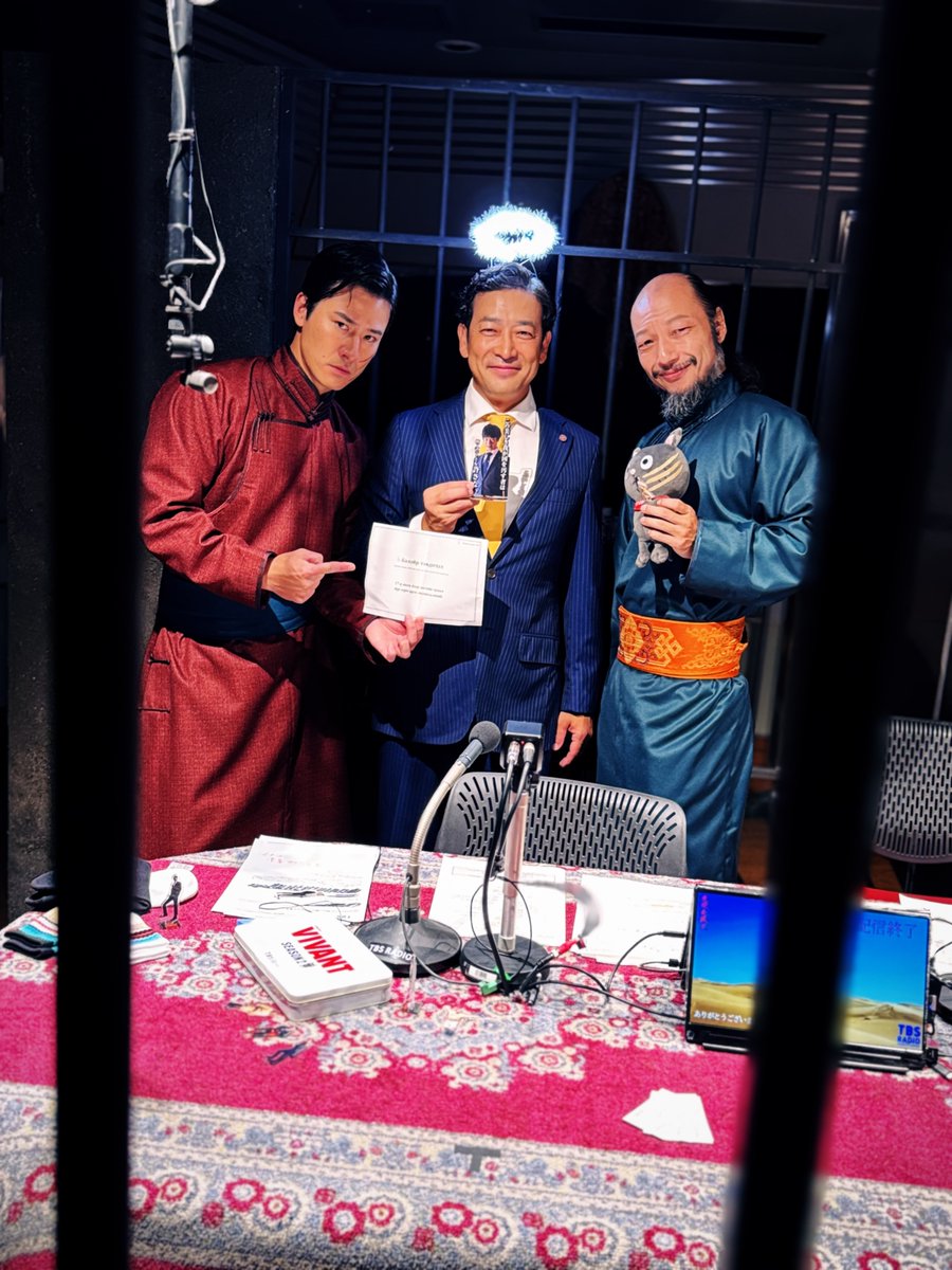 ist_yohei's tweet photo. 昨日の放送で告知されましたが、TVer限定の #悪役会議室 の配信が決定しました👏『VIVANT -Adventure log-』の配信好評を記念して、スタッフ代表として僕がバルカの刑務所に拘束されて撮影の裏側やメイキングについて話します🙇来週放送後に収録するのでそれ用のお便りをお待ちしています。

📩 akuyaku@tbs.co.jp

実はここまで頂いているメールの量が凄まじくて（実は既に1万通は超えています…）全然読めてなくてごめんなさい🙇一つ一つ目を通してますしなるべく皆さんのものを読んでもらえるように悪役の３人も頑張ってくれていますので、どうかこれからもお送りください。なので今回のTVer用のメール募集は、ちょっと読めるチャンスなんです👀

そして、来週の放送は来週としてしっかり通常運行（何が通常か分からなくなってきましたけど😂）していきますのでこうご期待ください！誰かくる？でも来週も今週レベルで深く話してもらいます。

16話は悪役3人だけの放送でかなり情報を整理してくださいましたしいろんな方々が考察・予測をして頂いていますが、実はドラマ本編の細かいところは把握しきれてなくても全然大丈夫！「ここからが本番。なんとなくでも楽しんで頂けるはずです！」と福澤監督も今日会ったらもう一度言ってくれていたので、どうぞご安心して日曜９時の”乃木さんの冒険の行方”をお楽しみくだされば幸いです。今年いっぱいのお祭り、一緒に楽しみましょう！来週の17話は第2シーズンの中でもかなり胸熱な回です。皆さんと一緒にリアタイできることを楽しみにしてます！

ここまで楽しんで頂いている全ての皆さん、VIVANTという作品に携わって頂いている全ての皆さんに感謝を込めて。

#VIVANT #VIVANTep17 #悪役会議室