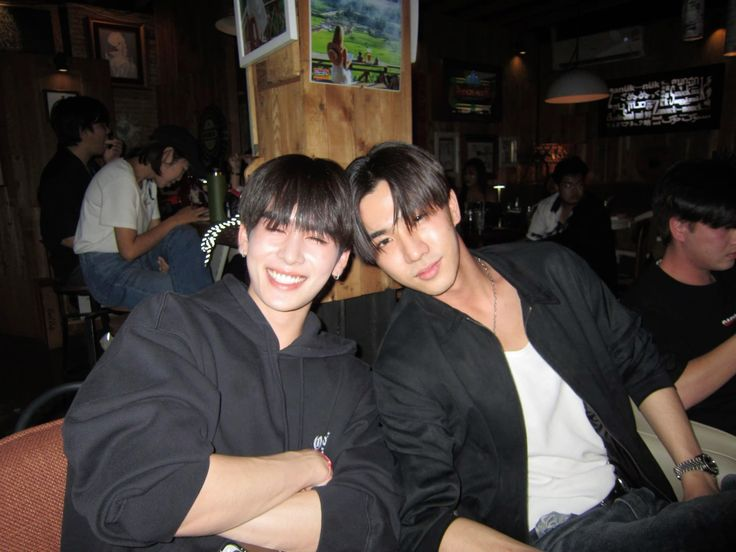 ifeelsoperthta's tweet photo. เป็นรูปคู่เพิ้ดต้าที่กูชอบมาก ติด top3 ตอนเห็นครั้งแรกคือแบบ นี่มันมวลอะไรวะ ของจริงเกิน น้องต้าโดนแฟลชแล้วผิวขาวอมชมพู พี่เพิ้ดผิวสองสี ใส่เชิ้ตดำกับยีนส์ คนนึงยิ้มหวาน คนนึงแอ็คขรึม อะไรวะเห้ย เป็นแฟนกันปะ https://t.co/VTwtXMTxc3