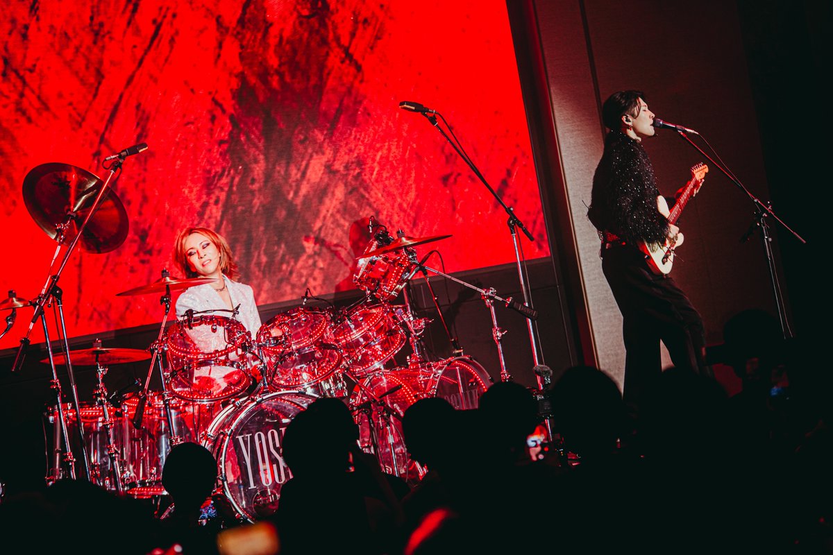 oricon's tweet photo. YOSHIKI、“世界一豪華なディナーショー”
通算100公演を突破❗️
⠀
最終公演はX JAPANのPATAが登場
「ずっと元気でいてほしい」思い語る
https://t.co/KWdods5QqT
⠀
#YOSHIKI https://t.co/fvhcBn6JDz