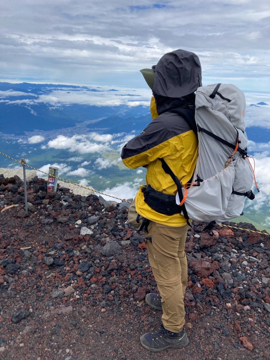 yon4ToW's tweet photo. 今年、遂に目標の１つだった富士登山してきました！
頂上にはいけたけど、友達がダウンでお鉢参りはできなかったんですけど、無事に下山できただけで本当によかった！
体力的には余裕でしたけど、自分も高山病の気配があったので富士山侮れない https://t.co/Of6absflJl