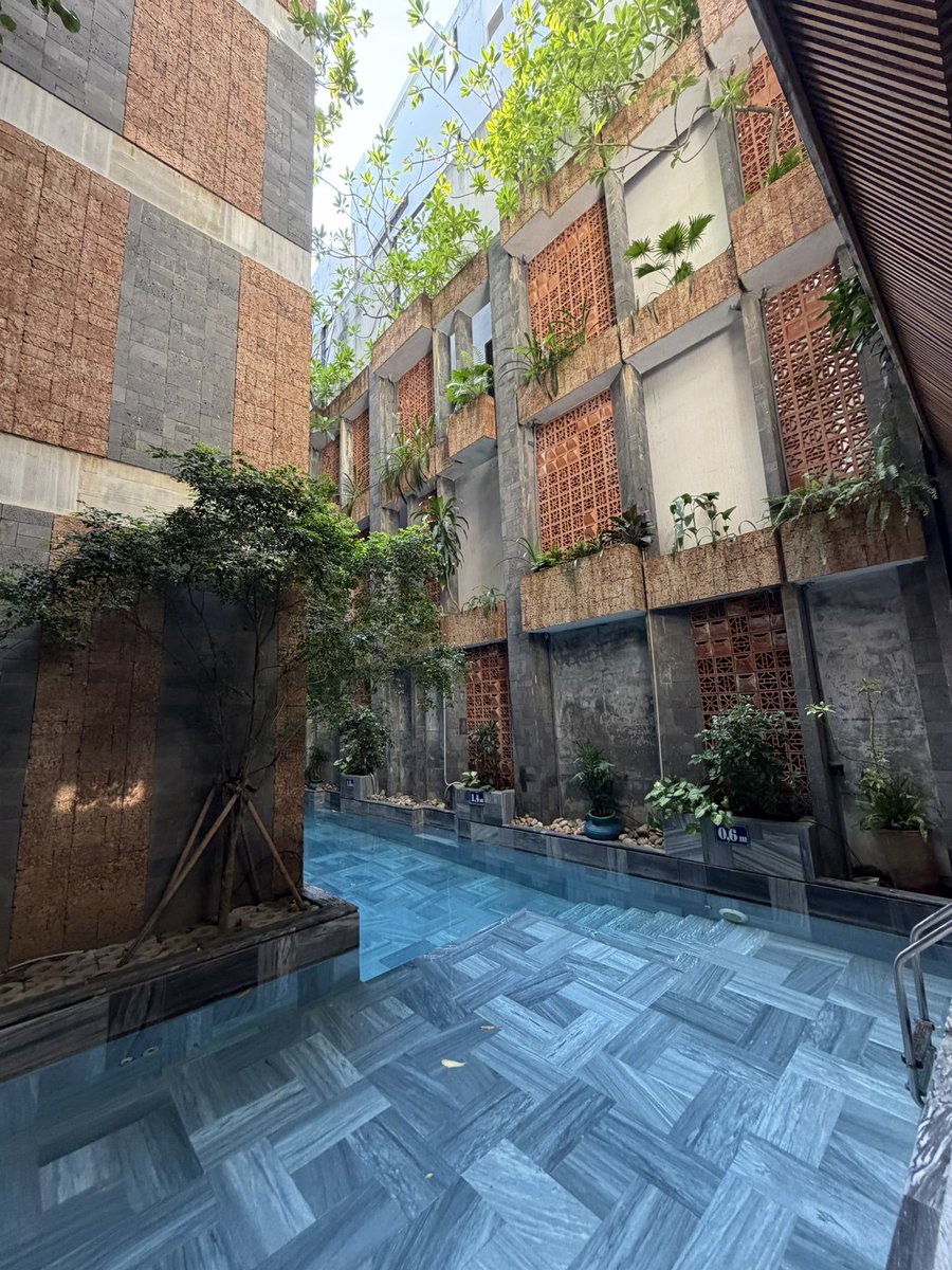 mouss__M's tweet photo. Regarde mon hotel à Da Nang au Vietnam ! Je payais 48€ la nuit. Le grab qui m'amenait à la plage tous les matins était à 1€😭 https://t.co/SvSkHVasmx