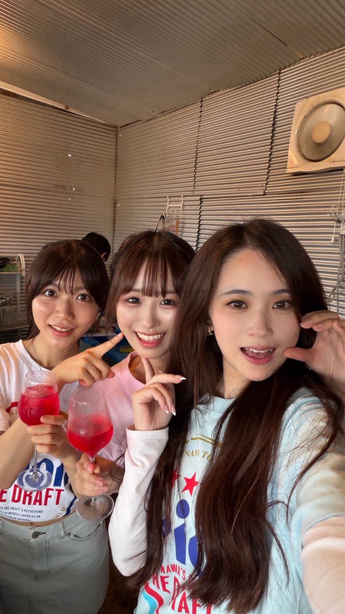 ut_2026_miss5's tweet photo. 8月も今日で終わり。
体調のことでいただいていた長いお休みも、今日が最後です。

昨日、一日店長が終わったあと、一人でぼーっとしていたら、Noaが走ってきて、
「ようちゃんってすごいと思う。一人で日本に来て、言葉もゼロから勉強して、いろんなことに挑戦してるじゃん」
と言ってくれました。

嬉しかったけど、少しだけ心苦しかった。
自分の足りないところは、自分がいちばんよく知っているから。

この数日、先生とこれからの研究のことを話して、
会いに来てくれた人とも、会えなかった人とも、北海道で出会った人とも、
「これからも頑張るね」と約束しました。

気づけば、またたくさん約束してしまった。
全部うまくいくのかは、まだ分からない。
でも、約束したときの気持ちは、どれも本気でした。

いつも私を心配してくれる人たちにも、それぞれの生活があって、それぞれ大変なことがある。
もう少し、心配をかけない私になりたいです。

全部ちゃんとできるのかな。

まだ分からないけど、
やってみなければ、ずっと分からないままなので。

明日も、また頑張ります。

#ミス東大
#ミスコン