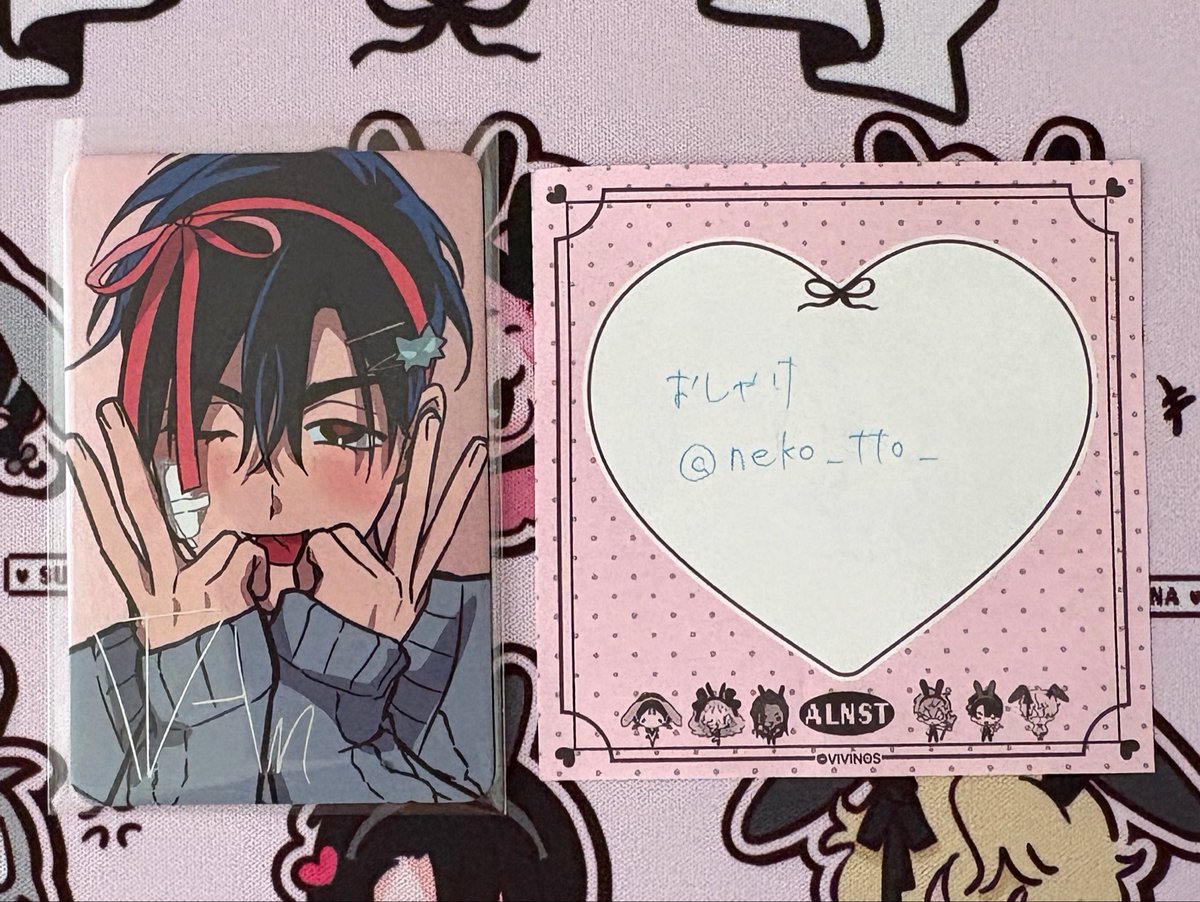 neko_tto__'s tweet photo. @hrcyNo2 はじめまして、検索より失礼いたします！
画像のイヴァン・ティル、また画像外でぱしゃこれイヴァン（立ち絵のアップ・引き各1枚ずつ）を所持しています。💕のものと交換+⭐️の譲渡は可能でしょうか？
イヴァンのグッズを最優先で求めているので、どちらか含まない場合は辞退します🙇🏻‍♀️→ https://t.co/cm9W9KwfkH