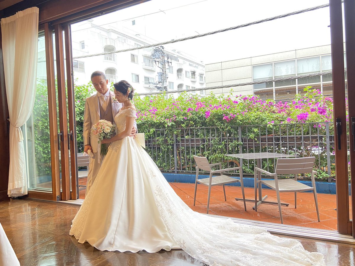 yuco223's tweet photo. 入籍からちょうど１年のタイミングで
結婚式でした💒
父とバージンロードを歩けたこと。
大切な方々とお花と笑顔に囲まれて
アットホームであたたかい式となり、とっても幸せです♡
遠方のため関西の友人はなかなかお声がけできませんでしたが🥲両親や家族、皆さまに感謝いっぱいです。ありがとう💓💓 https://t.co/DuAlffHm1i