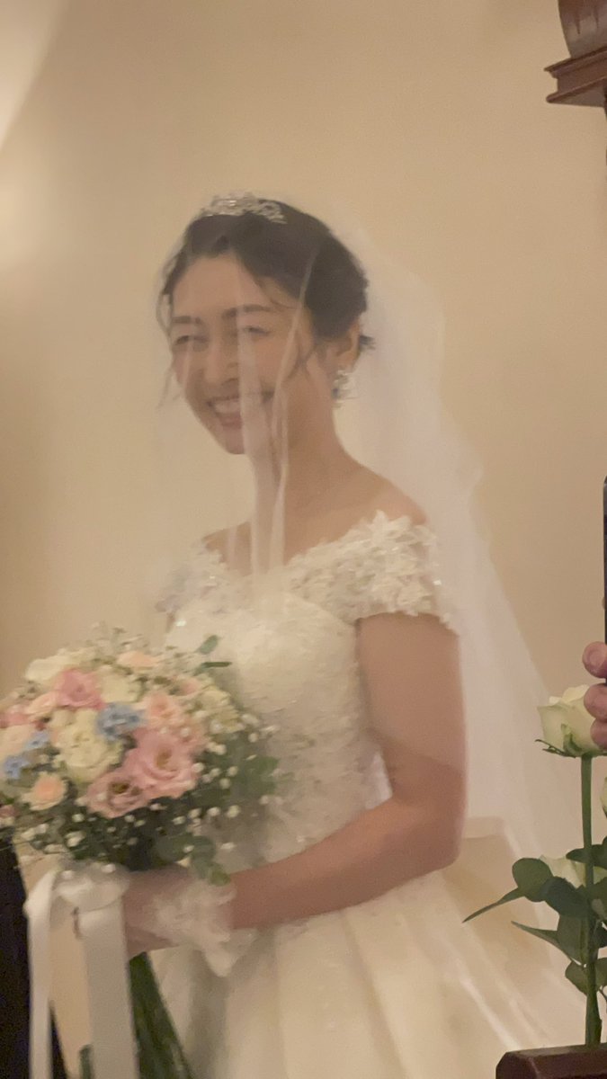 yuco223's tweet photo. 入籍からちょうど１年のタイミングで
結婚式でした💒
父とバージンロードを歩けたこと。
大切な方々とお花と笑顔に囲まれて
アットホームであたたかい式となり、とっても幸せです♡
遠方のため関西の友人はなかなかお声がけできませんでしたが🥲両親や家族、皆さまに感謝いっぱいです。ありがとう💓💓 https://t.co/DuAlffHm1i