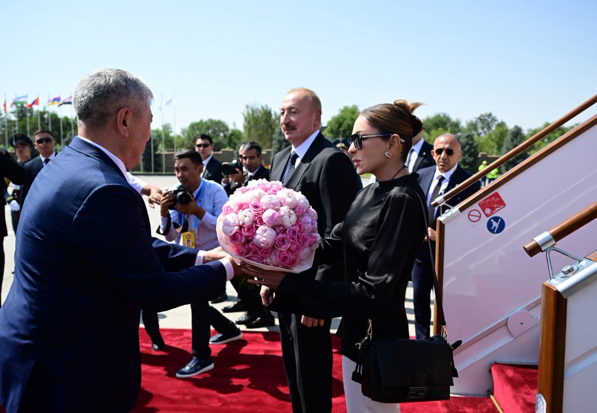 AnarMammadov17's tweet photo. 🇦🇿🇰🇬 Prezident İlham Əliyev və birinci xanım Mehriban Əliyeva Qırğızıstana işgüzar səfərə gedib; https://t.co/EgZ7OTukjq