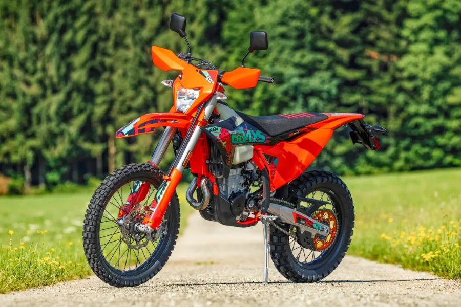 motodinamia's tweet photo. 🟠KTM 500 EXC-F 6DAYS: 100 años de enduro llevados al extremo
▶️Potencia, equipamiento exclusivo y tecnología de punta para celebrar los 100 años del ISDE en Portugal.
#ktm #sixdays #enduro #ktm500exc
https://t.co/zjFKuD0zW7 https://t.co/dG4J2R6I9X
