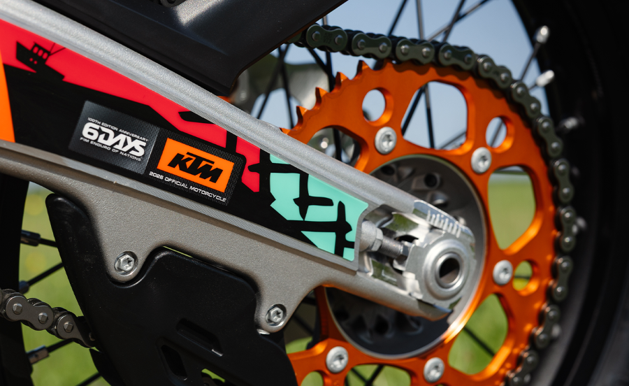 motodinamia's tweet photo. 🟠KTM 500 EXC-F 6DAYS: 100 años de enduro llevados al extremo
▶️Potencia, equipamiento exclusivo y tecnología de punta para celebrar los 100 años del ISDE en Portugal.
#ktm #sixdays #enduro #ktm500exc
https://t.co/zjFKuD0zW7 https://t.co/dG4J2R6I9X