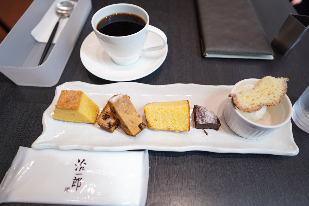 ChoCoCo3Kanmi's tweet photo. 関東では（多分）唯一のカフェ併設治一郎！！この最強ハッピーの期待しかない食べ比べプレートを、ようやくいただきました。ふわっふわでしっとり、甘やかで王道の美味しさを真摯に貫いてる感じ…間違いがなさ過ぎます。生地もの多めかな〜と思いましたが、重たさを感じる間もなくペロリでした♪ https://t.co/mUSAoRhQEX