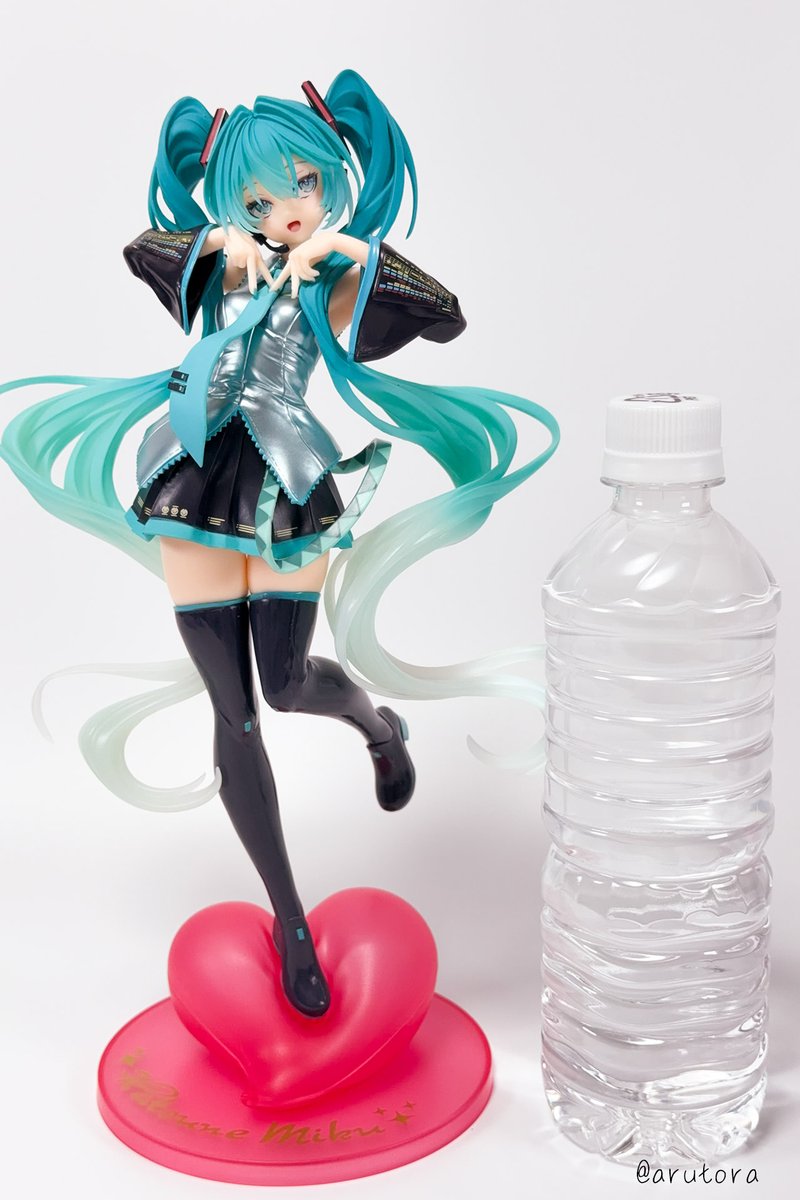 arutora's tweet photo. 一目惚れしてしまって、T-mostの初音ミクのフィギュアをお迎えしました！この可愛さの破壊力すごい！
これタイトーのプライズ品なんですけど、ありえないくらいクオリティ高くてびっくりしました。
1/6スケール、台座込みで全高約30cmの存在感もすごい。可愛すぎてタイクレ限定版もお迎えしちゃった！ https://t.co/vJ2A9Mu1eV