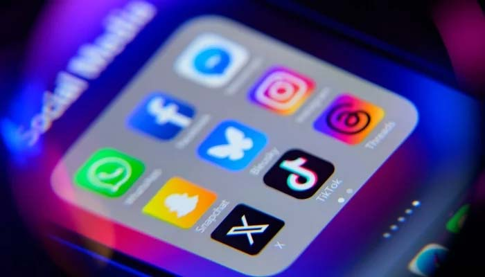 pak_hub_'s tweet photo. Islamabad High Court seeks government and regulatory responses to a petition calling for restrictions on social media use by children under 16.
#Pakistan #SocialMedia https://t.co/V0gx7UmYlr