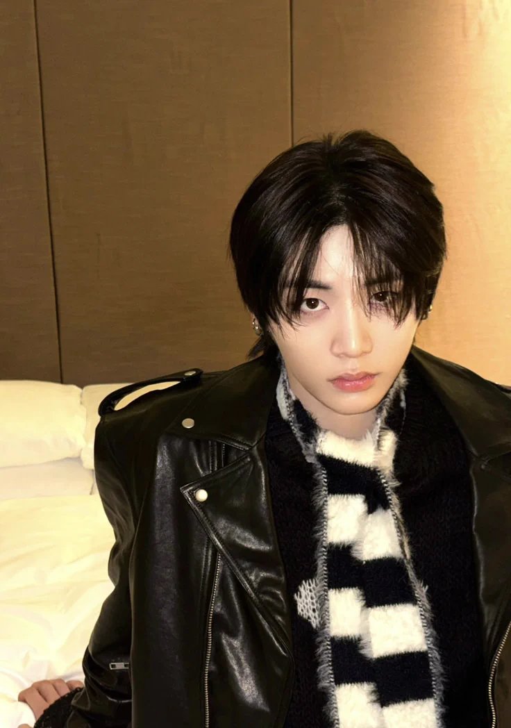 TaesanIssue's tweet photo. @WonbinIssue Keren outfitnya, Abang. Udah kayak budak korporat yang cutinya potong gaji. Outfit gue udah keren belum? https://t.co/WsuL76pzwY