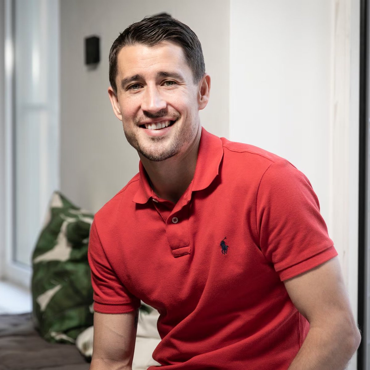 BarcaUniversal's tweet photo. 🚨 Bojan Krkic EXPLAINS Gabriel Jesus' signing: 

“Gabriel Jesus isn’t a static centre-forward. He can appear in all areas of the box and also drift out wide."

"That’s exactly what Hansi Flick wants: constant positional rotations.”

"The great thing about him is that he’s a REAL hard worker. He’s a team player and works incredibly hard in the initial press.”

"He’s more of a link-up player than a goalscorer. His statistics have never been those of a great goalscorer, but his greatest quality is his link-up play.”