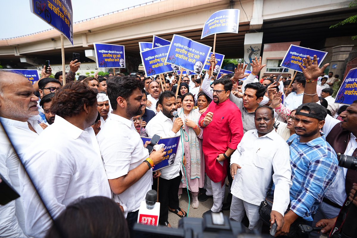 KuldeepKumarAAP's tweet photo. दिल्ली में गरीब बच्चियों को बाँटी जाने वाली साइकिलों की खरीद में किए घोटाले को लेकर मुख्यमंत्री @gupta_rekha की भाजपा सरकार के खिलाफ आम आदमी पार्टी दिल्ली प्रदेश अध्यक्ष @Saurabh_MLAgk जी के नेतृत्व में दिल्ली सचिवालय के बाहर आम आदमी पार्टी का हल्ला बोल ! 

जिस साइकिल को ₹4,200 में खरीदा जा सकता है, उसी के लिए ₹6,957 भाजपा सरकार ने खर्च किए।

जनता के पैसों की लूट और भ्रष्टाचार के खिलाफ आम आदमी पार्टी सड़क से सदन तक अपनी आवाज़ बुलंद करती रहेगी।