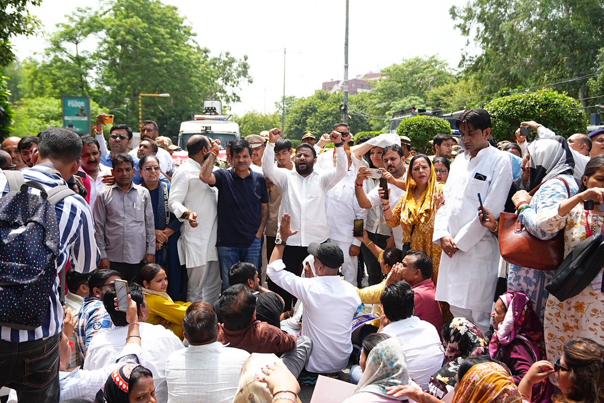 KuldeepKumarAAP's tweet photo. दिल्ली में गरीब बच्चियों को बाँटी जाने वाली साइकिलों की खरीद में किए घोटाले को लेकर मुख्यमंत्री @gupta_rekha की भाजपा सरकार के खिलाफ आम आदमी पार्टी दिल्ली प्रदेश अध्यक्ष @Saurabh_MLAgk जी के नेतृत्व में दिल्ली सचिवालय के बाहर आम आदमी पार्टी का हल्ला बोल ! 

जिस साइकिल को ₹4,200 में खरीदा जा सकता है, उसी के लिए ₹6,957 भाजपा सरकार ने खर्च किए।

जनता के पैसों की लूट और भ्रष्टाचार के खिलाफ आम आदमी पार्टी सड़क से सदन तक अपनी आवाज़ बुलंद करती रहेगी।