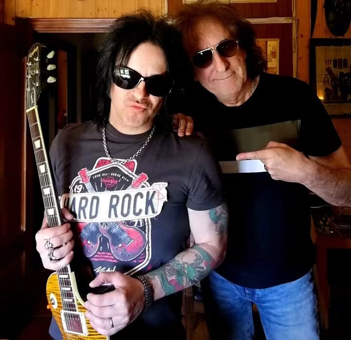 STARMAFIABOY's tweet photo. En una semana comenzamos la grabación de "Electric Duetos" mi decimocuarto albúm en solitario (número 24 de mi carrera) que se editará en el 2027. Rock and Roll 4EVER! #starmafiaboy #electricduetos #newalbum2027 #40añosderockandroll #lifer https://t.co/cN80f6b0V8