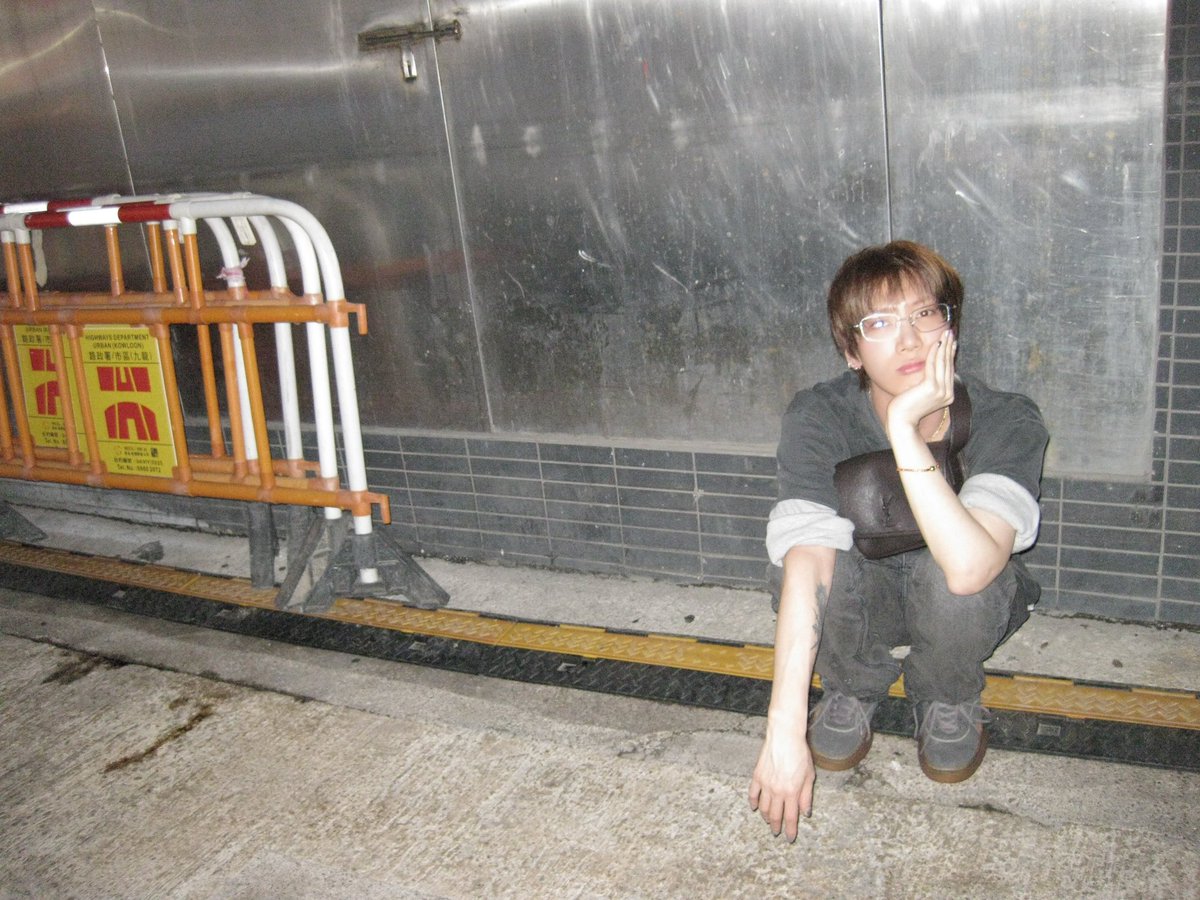 Blackcatupdate's tweet photo. เตนล์-ชิตพล (@tenlee_1001) ที่เลือกแมตช์เสื้อเลเยอร์เข้ากับกางเกงยีนส์ ถ่ายทอดลุคที่ผสานความชิคและความเท่ไว้ได้อย่างลงตัว จากแบรนด์ Saint Laurent ด้วยความเท่ในแบบร่วมสมัยผ่าน NIKI Small Messenger

#เตนล์ #TEN #Tenlee
#YSL #SaintLaurent #YvesSaintLaurent
@ysl @anthonyvaccarello https://t.co/NWQK1WXYPz