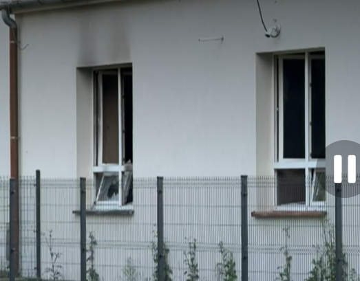 Gaspartski's tweet photo. zabiespieczenie obiektu jednego z najwaznieszych w panstwie RI DI CUL wybił szybę, wrzucił plecak, nagrywał akcję i uciekł  w zakładzie komponentów do dronów. Były też sygnały, że takie zakłady mogą być atakowane. Gdzie jest bezpieczeństwo? Tylko w słowach. https://t.co/bXujKIbt5R