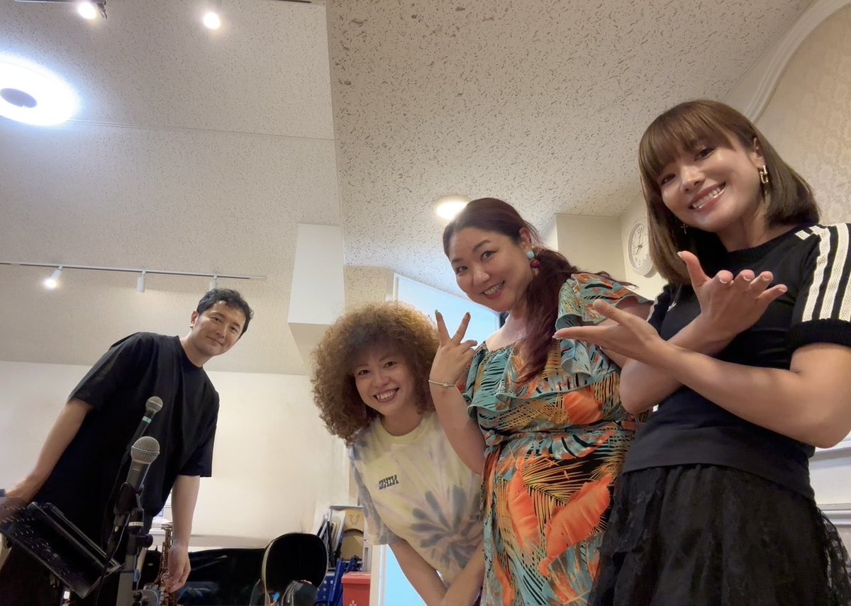 Jazztronik_'s tweet photo. 久々にJazztronikの歌モノに焦点を当てたライブ「Sing Jazztronik」を開催します！今回は有坂美香、ソラナヒトミ、そしてTiAの3人と僕とでライブを行います。

美香ちゃんは僕の作品やライブに長年参加してくれているので皆さんご存知かと思います。ソラナさんとTiAさんについて軽くご紹介します。

ソラナさんは髭男をはじめ、数多くのアーティストのライブで大活躍中のボーカリストです。TiAさんは、自身のゴスペルチームを引き連れアメリカへ渡り、なんとアメリカのゴスペル大会で優勝するという物凄い快挙をなしとげました🎉

こんなスーパーボーカリストが3人揃っての歌ライブとなります。東京、福岡、神戸で開催します。みなさんぜひ来てください！

「Sing Jazztronik」

東京公演
2026.11.1 (日)
会場：銀座Swing
OPEN 16:00 | START 17:00
https://t.co/Mnz2pIt2fn
（一般発売8月19日から）

福岡公演
2026.11.27 (金)
会場：アクロス福岡円形ホール
OPEN 18:00 | START 19:00
https://t.co/yAdnE7GYpi

神戸公演
2026.11.28 (土)
会場：KOBE QUILT
OPEN 16:00 | START 17:00
https://t.co/F2WN2LnMeZ

#歌 #シンガー