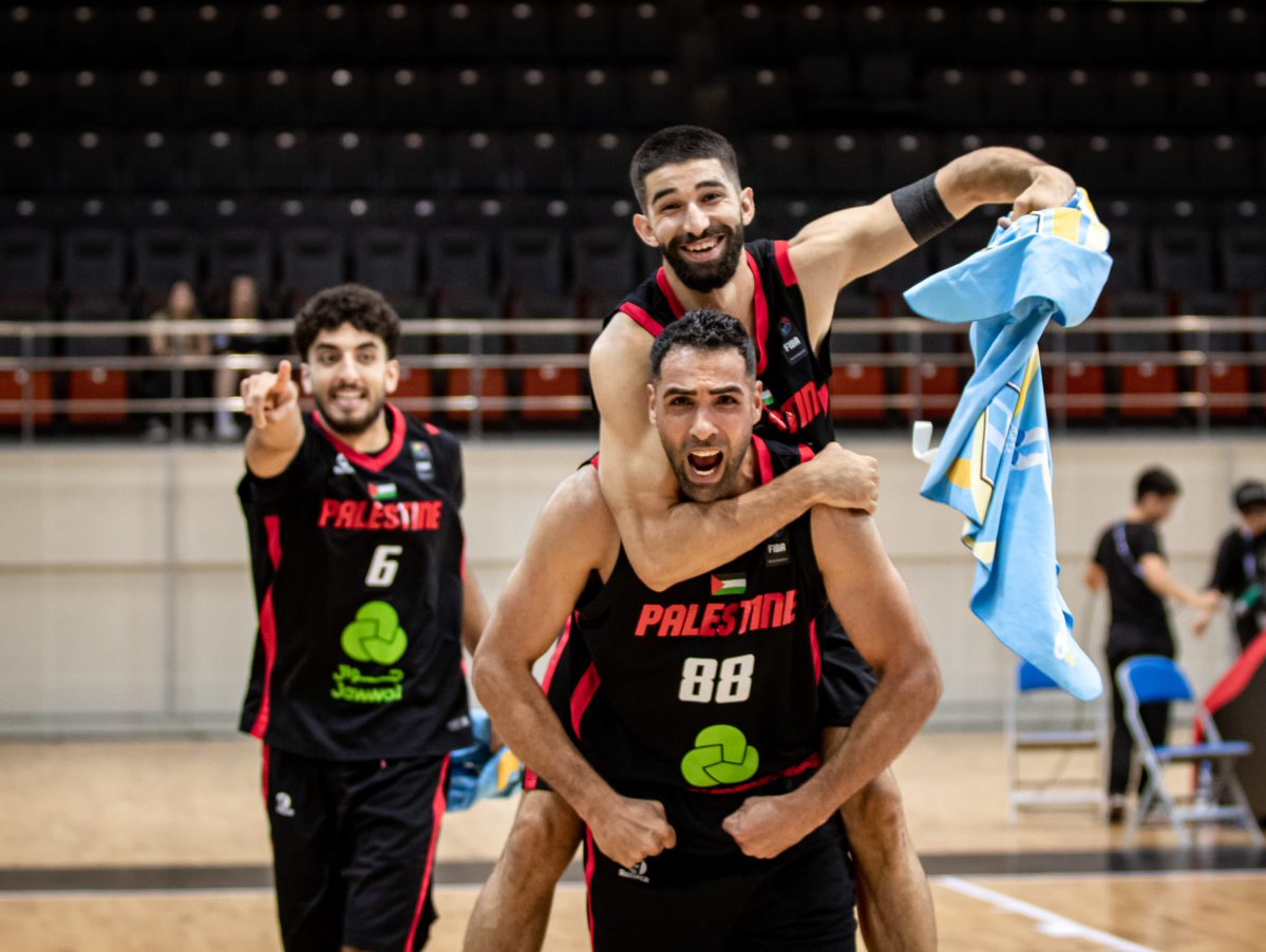 BannedConnolly's tweet photo. È successo che la nazionale di basket palestinese ha riscritto un record storico segnando 168 punti in una vittoria nelle qualificazioni ai mondiali.
La FIBA aveva fatto un sobrio post sull’evento, ma dopo forti pressioni di chi-sapete-voi, lo ha cancellato.

Ogni successo della Palestina nello sport, ottenuto tra difficoltà indicibili, li fa letteralmente impazzire. Per loro la Palestina non deve esistere. Sta a noi portarla ovunque.

🇵🇸🇵🇸🇵🇸