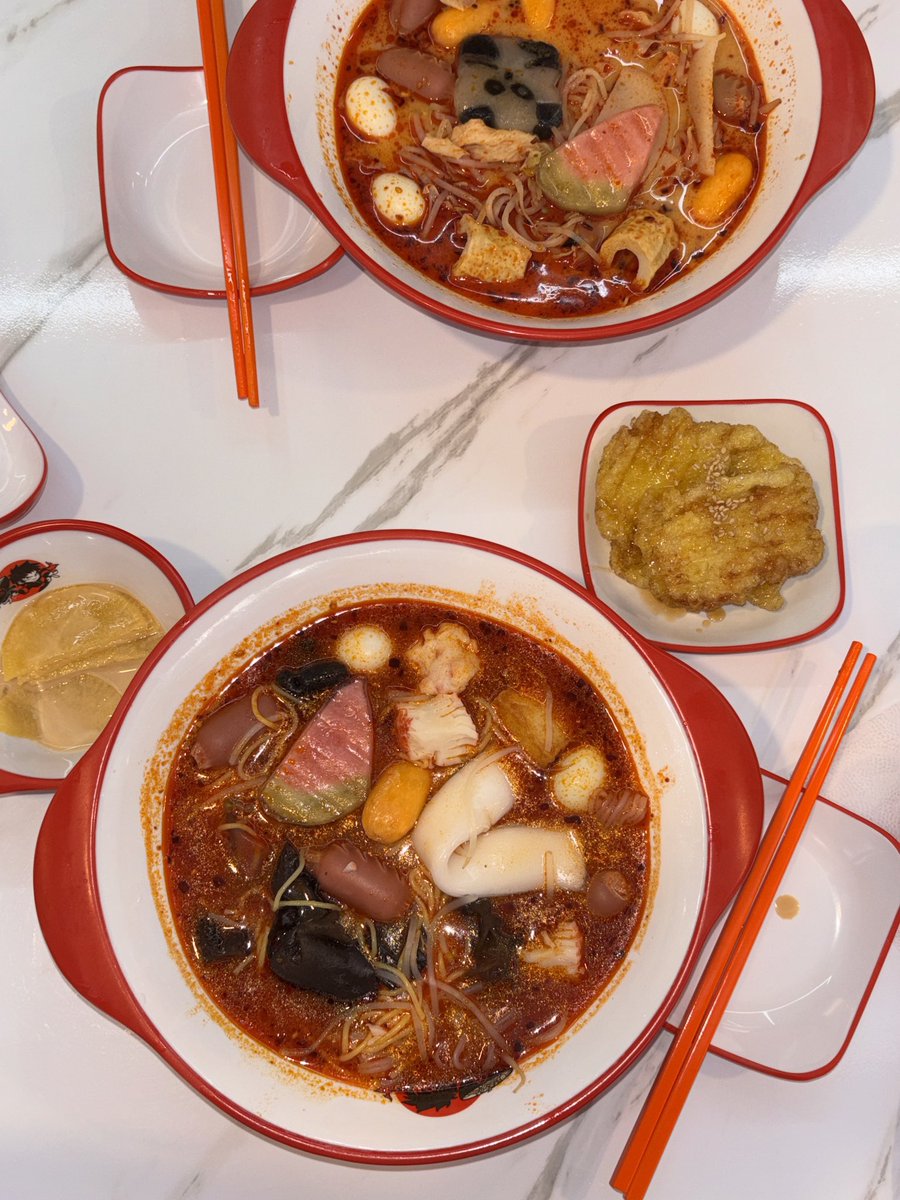 obo0710's tweet photo. 탕화쿵푸 토마토마라탕   #먹오보세요

토마토 맛 엄청 찐해서 맛잇음.. 근데 새콤해서 땅콩 소스를 넣거나 앞사람의 일반마라탕 국물을 넣는 것을(?) 추천 
수박분모자랑 불닭치즈떡도 넣엇어요 https://t.co/X4ZrXyBQDg
