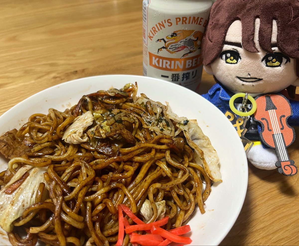 kuchipa_chu's tweet photo. 記念すべきB&amp;ZAIの日、通陽くんリクエストの焼きそばとビールでいかせていただくわよ🍺

#バンザイデイ #BandZAIの日 https://t.co/XWkPXuQjYL