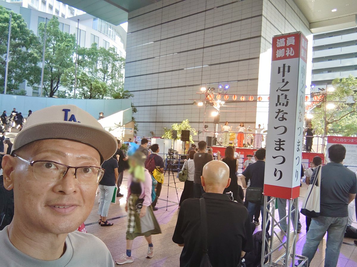 kuyamasanori's tweet photo. 北区で開催される最後の夏祭り「中之島なつまつり」にお邪魔しました。
次の用事があったので早めの参加となりましたが、既に沢山の方が来場されていました。
中之島の町会で初めての出店てあるスマートボールすくいには地元の子どもたちも楽しんでおりました。
なにわ筋線が建設中ですが、これから更に注目される中之島エリアが商住一体エリアとして、魅力ある街へと発展出来る様に尽力して参ります。
#くやまさのり
#大阪維新の会
#大阪府議会議員
#大阪市北区