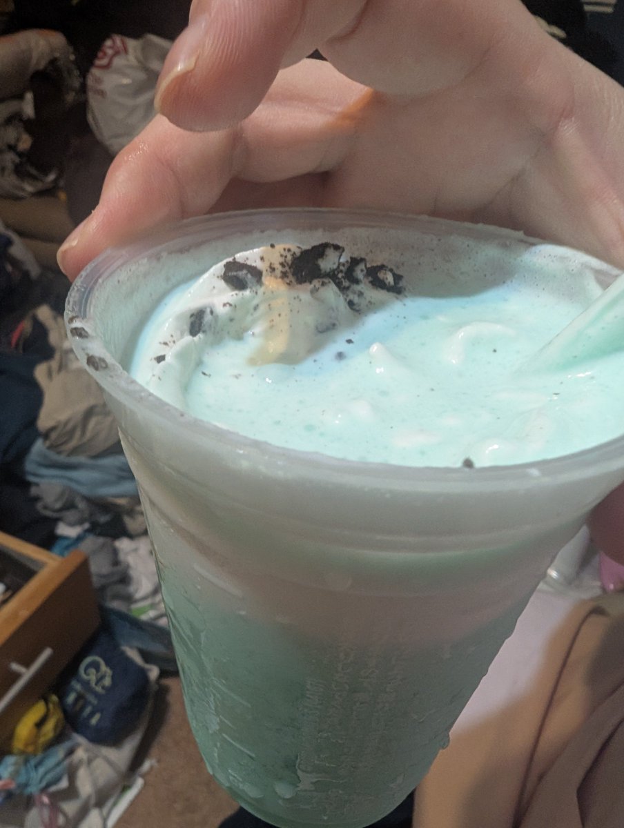 shun_hide's tweet photo. チョコクラッシュが混ざってないしミントの味しかしない！最悪だ〜！作成ミス？ https://t.co/46f2X3W7ac