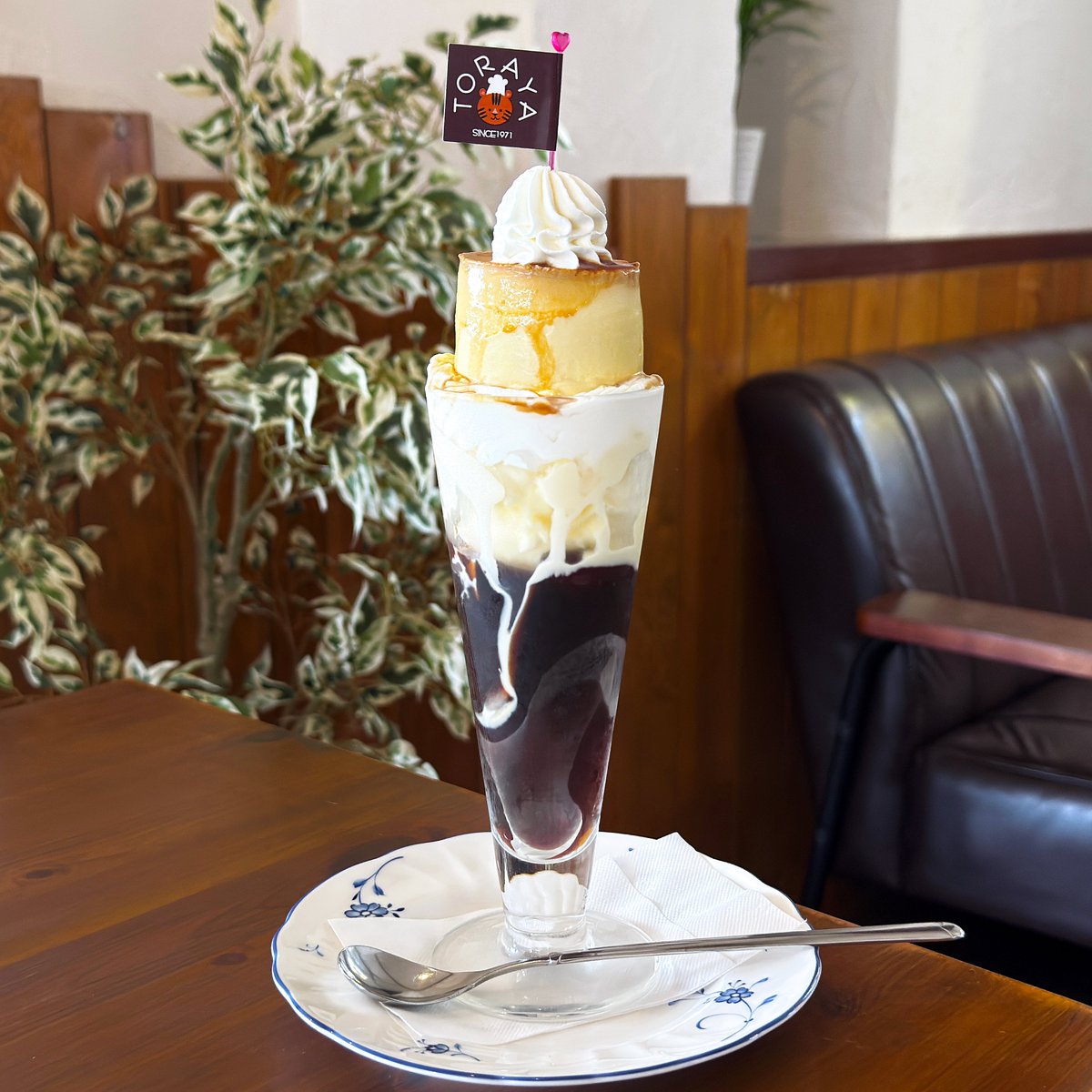 sakuyaoi's tweet photo. 駿河区小鹿『とらや＆Cafe』さん！

大谷川沿い、1971年創業の洋菓子店が手掛けるカフェ。2016年に現在の場所に移転し、販売のみのお店からカフェ併設にリニューアル！

並んだケーキは喫茶らしい豊富なドリンクと共にイートインもでき、トースト系の軽食、名物人気のプリンパフェなども揃います！

今回のお目当ては【珈琲ゼリープリンパフェ】935円

人気のとろとろプリンと珈琲ゼリーを一度にいただける1杯。見た目はシンプルながら、どちらも食べ応えあり、間にはたっぷりバニラアイスと生クリームも！

固さの一切無い滑らかクリーミーなプリンは、卵の自然なコクのある甘みとスッキリミルクで飽きの来ない美味しさ。

珈琲ゼリーもしっかり香り高く濃い仕上がりながら、冷たく爽やかに、甘さはないのでアイスとプリンを混ぜてクリーム代わりに、このパフェならではの一口が満喫できました！ζζ