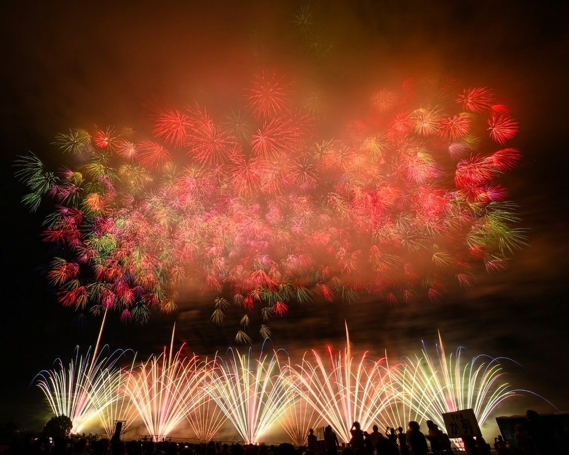 yamanao0831's tweet photo. Google Gemini凄いな。
長岡の花火大会の煙が滞留してしまった写真を添付して
「煙の部分だけ取り除いてください」
とプロンプトに打ったら、ご覧の通りの仕上がり。
消しゴムマジックどころじゃないね。 https://t.co/WhlW1V8PnJ