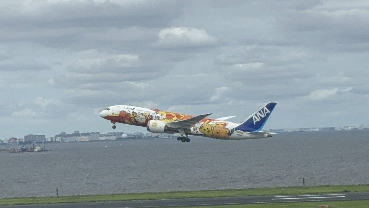 ritsuko_0705's tweet photo. ポケモンジェット赤見れました✈️かわいすぎる〜✨

#ポケモンジェット赤 #b7878 #ja819a #ana https://t.co/xjSpV8umP1