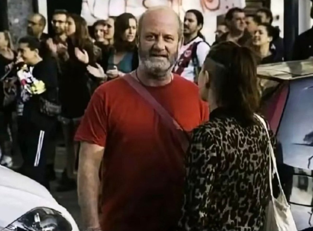 misjosep's tweet photo. Dos activistes antidesnonaments es manifesten a Barcelona perquè uns magrebins han okupat la seva vivenda.

Ara, aquests defensors de les okupacions demanen que expulsin els okupes de casa seva.

Dos personatges amb moral selectiva i una bona lliçó per l'esquerra woke. https://t.co/EbMsDQMWhG