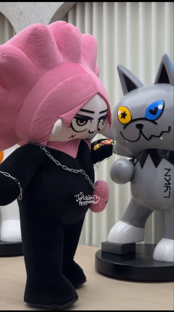 tertawan_'s tweet photo. 🌸 : *grab mafox* *tries to put on lykyou* 

when the plushie fell down, NEONA wipe it on his body and blew to clean it 🥹🥹🫳🏻🫳🏻🫳🏻🫳🏻 เด็กดี 🥹🥹🤲🏻🤲🏻🤲🏻

#GEMMHOUSE #NEONA https://t.co/mSG0uT3iX7