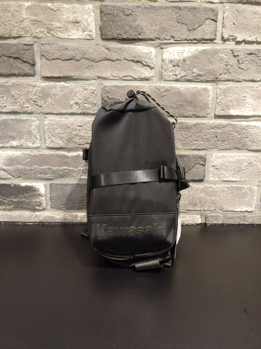 Kplazamiyazaki's tweet photo. 【再入荷しました】

カワサキ ボトルポケット付きボディーバッグ

軽量で使いやすく、ツーリングから普段使いまで活躍。
保冷ポケット付きでペットボトルの収納も可能です。

ご来店の際は、ぜひ店頭でサイズ感等をお確かめ下さい。

価格：8,800円(税込)

#着るカワサキ #カワサキのある生活 #バイク https://t.co/5CKWfCCWk2