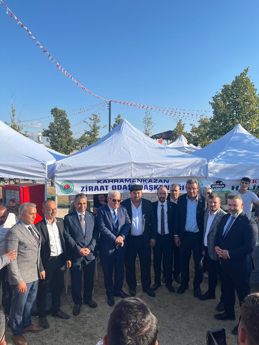 anahtarparti06's tweet photo. Kahramankazan 2. Gastronomi ve Kavurma Festivali’ne, İl Başkanımız Sayın Ömer KORKMAZ, Kahramankazan İlçe Başkanımız Sayın Durali GİRDAP, ilçe başkanlarımız ve il-ilçe yönetimlerimizle birlikte katılım sağladık.

Festival alanında hemşehrilerimiz ve esnaflarımızla bir araya gelerek sohbet ettik, hayırlı ve bereketli kazançlar diledik.

Kahramankazan’ımızın kültürünü, yöresel lezzetlerini ve esnafımızın emeğini buluşturan bu güzel festivalin hayırlı olmasını diliyor, emeği geçen herkese teşekkür ediyoruz.