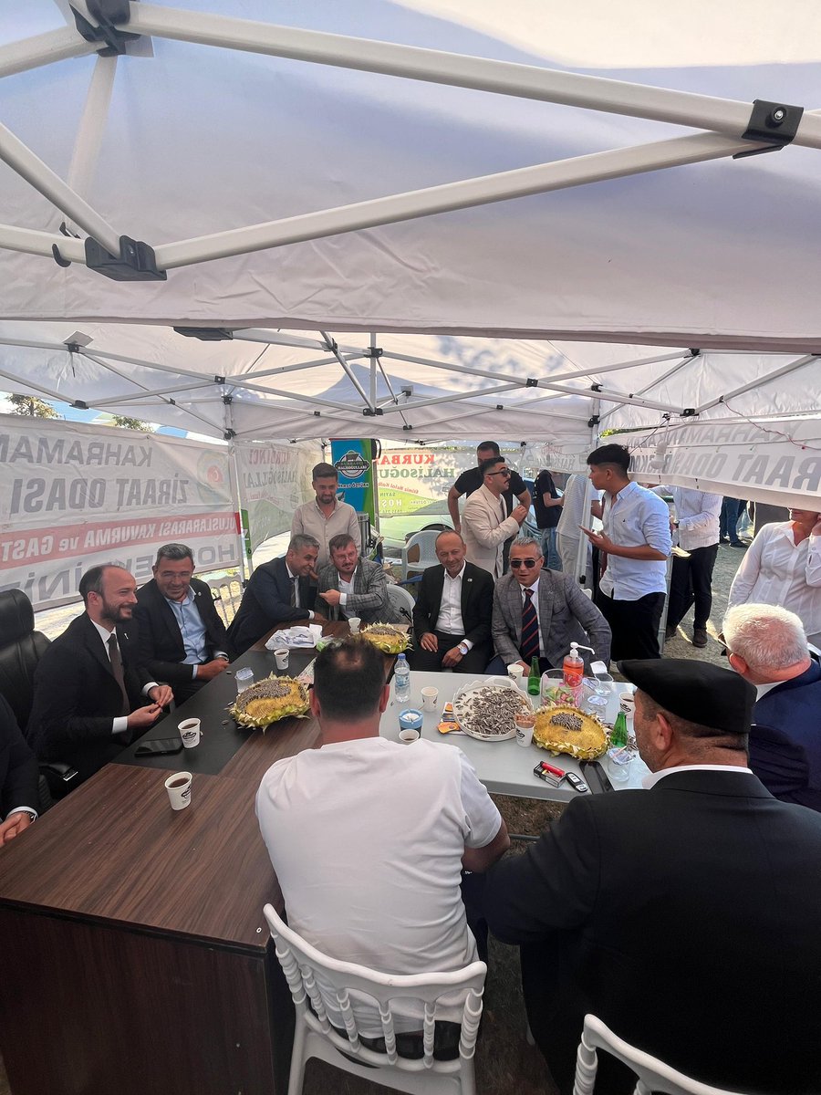 anahtarparti06's tweet photo. Kahramankazan 2. Gastronomi ve Kavurma Festivali’ne, İl Başkanımız Sayın Ömer KORKMAZ, Kahramankazan İlçe Başkanımız Sayın Durali GİRDAP, ilçe başkanlarımız ve il-ilçe yönetimlerimizle birlikte katılım sağladık.

Festival alanında hemşehrilerimiz ve esnaflarımızla bir araya gelerek sohbet ettik, hayırlı ve bereketli kazançlar diledik.

Kahramankazan’ımızın kültürünü, yöresel lezzetlerini ve esnafımızın emeğini buluşturan bu güzel festivalin hayırlı olmasını diliyor, emeği geçen herkese teşekkür ediyoruz.