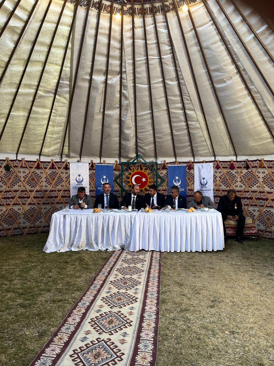 anahtarparti06's tweet photo. Kahramankazan 2. Gastronomi ve Kavurma Festivali’ne, İl Başkanımız Sayın Ömer KORKMAZ, Kahramankazan İlçe Başkanımız Sayın Durali GİRDAP, ilçe başkanlarımız ve il-ilçe yönetimlerimizle birlikte katılım sağladık.

Festival alanında hemşehrilerimiz ve esnaflarımızla bir araya gelerek sohbet ettik, hayırlı ve bereketli kazançlar diledik.

Kahramankazan’ımızın kültürünü, yöresel lezzetlerini ve esnafımızın emeğini buluşturan bu güzel festivalin hayırlı olmasını diliyor, emeği geçen herkese teşekkür ediyoruz.