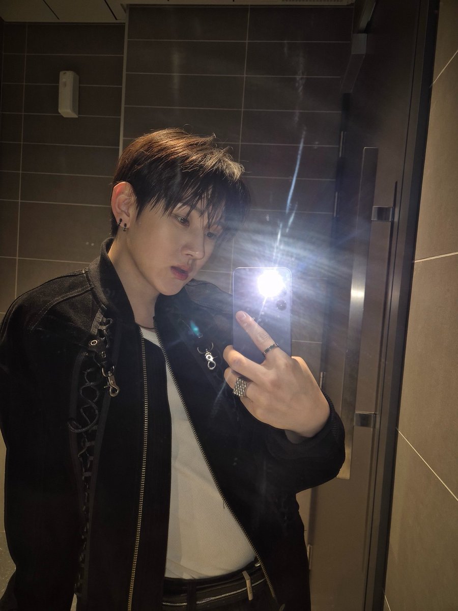 kyeehoonz's tweet photo. Mirror, mirror on the wall, who’s that handsome guy I see? Oh, it’s me 😏 https://t.co/EddJT0bGnb