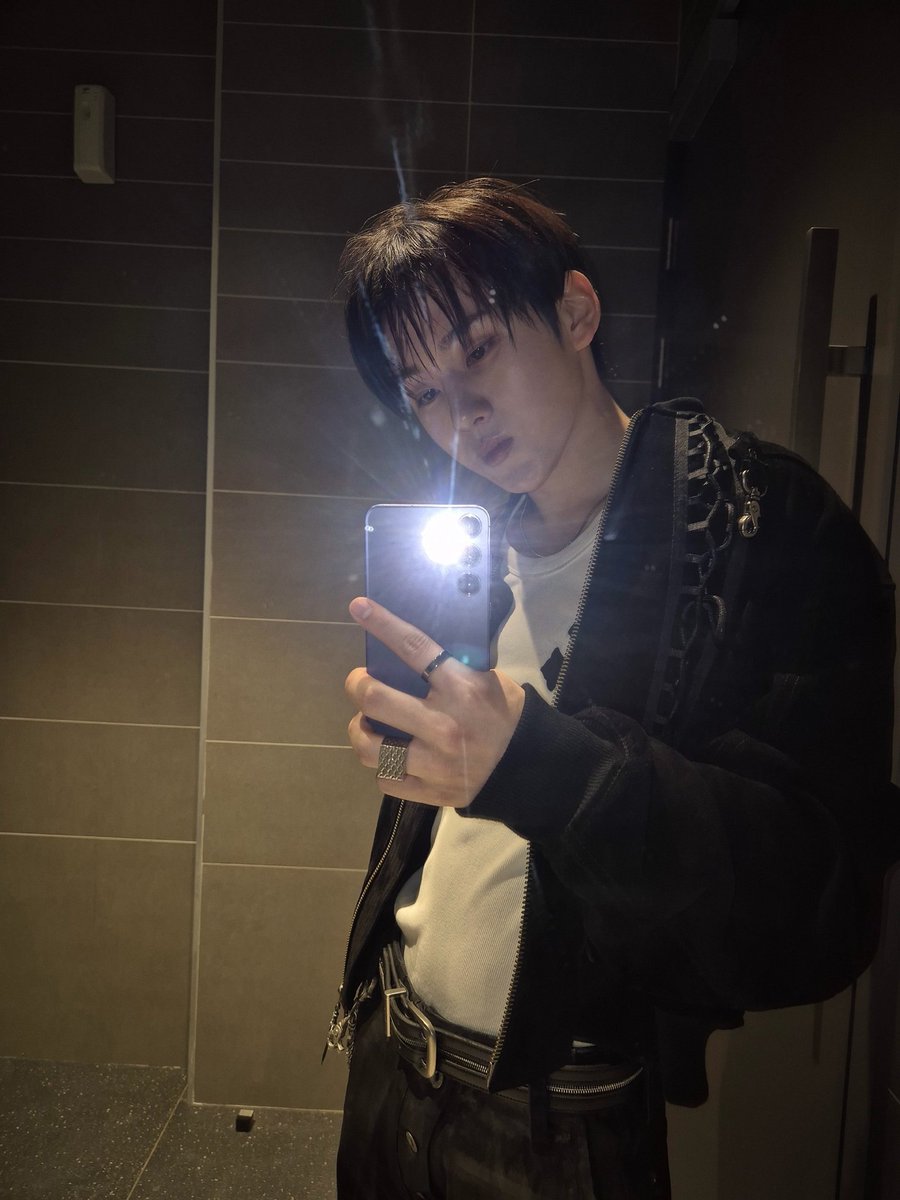 kyeehoonz's tweet photo. Mirror, mirror on the wall, who’s that handsome guy I see? Oh, it’s me 😏 https://t.co/EddJT0bGnb