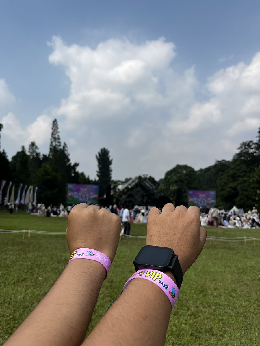 dikgicam's tweet photo. Tbtb banget abis Nadin tampil, tim Sorai official merch Nadin Amizah nyamperin kita diantara banyaknya penonton dan ngasih ini for no reason @alphazblue 😭 kita berasumsi karena kita ikut nyanyi terus lagu2 baru di album Laika yang Ditinggalkan😂 hatur nuhunnnn https://t.co/5VIbxcA2oN