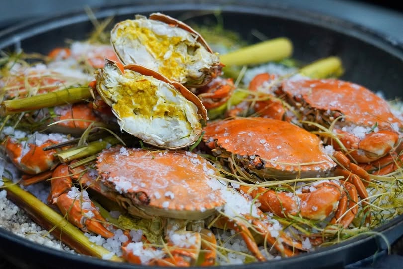 VisitZhongshan's tweet photo. Boats set sail, nets hit the water — #Zhongshan's #fishingseason has arrived once again this #August! 🎣⚓️

Come taste the freshest catch of the year straight from the Pearl River Estuary. From sea to table, it doesn't get any fresher than this. 🦐🦀🐟#4SeasonsInZhongshan #ZhongshanMoment