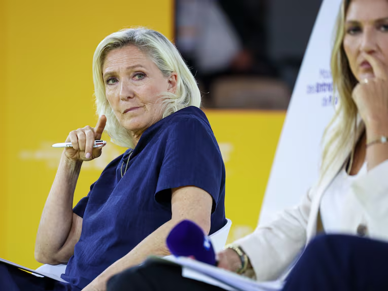 AlertesInfos's tweet photo. 🇫🇷 Le RN a tenté d’obtenir un prêt auprès de BNP Paribas.

Réponse de la banque : "Marine Le Pen n’est pas cliente chez nous".

(Le Monde) https://t.co/P7kSSYO5ie