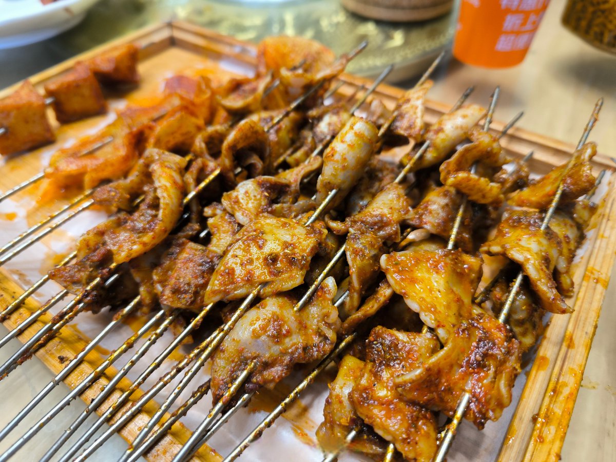 gaudefr00129860's tweet photo. Craving late-night street food This crispy fried skewer loaded with spicy cumin aroma hits different  Street food = pure happiness. https://t.co/nEcukb8cuZ