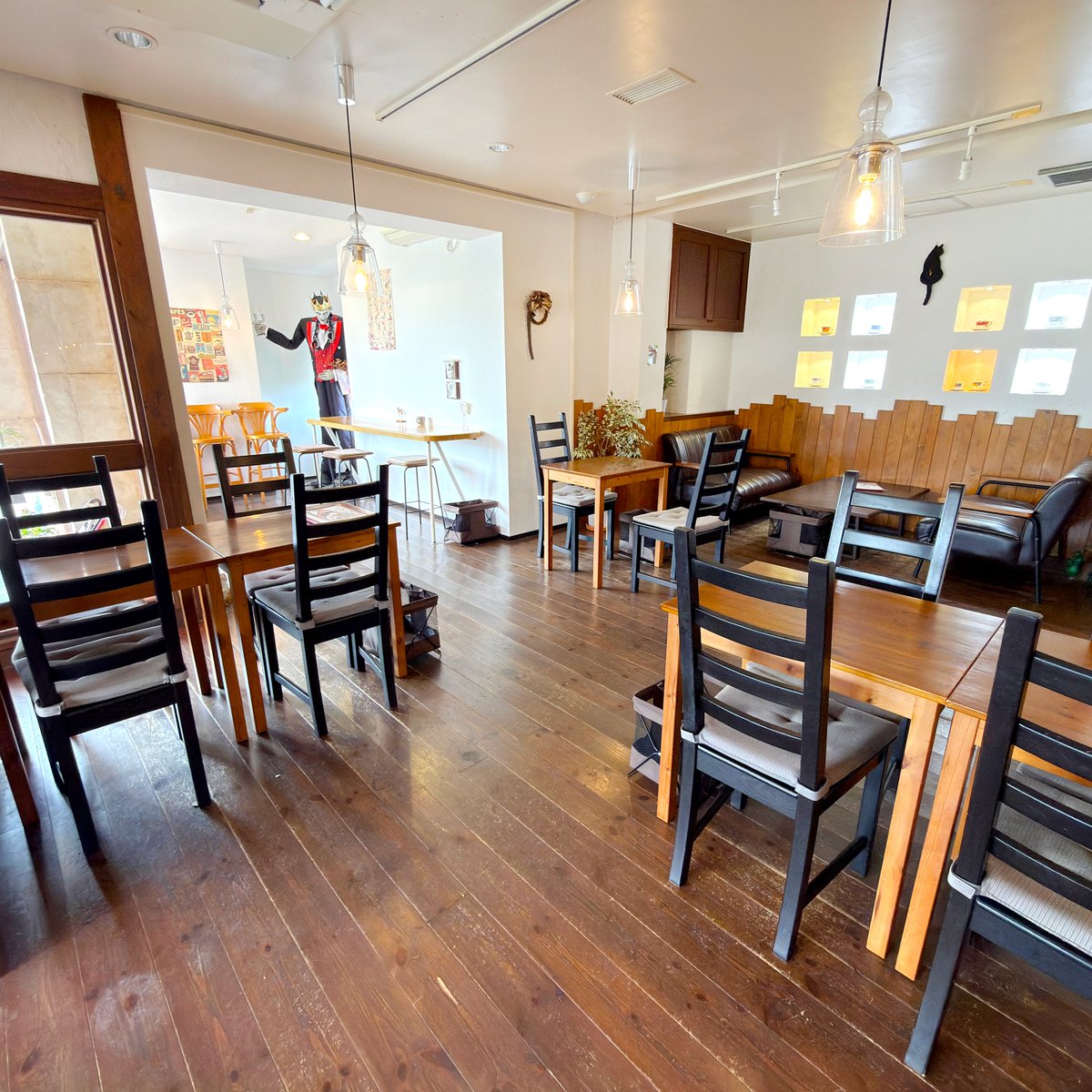sakuyaoi's tweet photo. 駿河区小鹿『とらや＆Cafe』さん！

大谷川沿い、1971年創業の洋菓子店が手掛けるカフェ。2016年に現在の場所に移転し、販売のみのお店からカフェ併設にリニューアル！

並んだケーキは喫茶らしい豊富なドリンクと共にイートインもでき、トースト系の軽食、名物人気のプリンパフェなども揃います！

今回のお目当ては【珈琲ゼリープリンパフェ】935円

人気のとろとろプリンと珈琲ゼリーを一度にいただける1杯。見た目はシンプルながら、どちらも食べ応えあり、間にはたっぷりバニラアイスと生クリームも！

固さの一切無い滑らかクリーミーなプリンは、卵の自然なコクのある甘みとスッキリミルクで飽きの来ない美味しさ。

珈琲ゼリーもしっかり香り高く濃い仕上がりながら、冷たく爽やかに、甘さはないのでアイスとプリンを混ぜてクリーム代わりに、このパフェならではの一口が満喫できました！ζζ