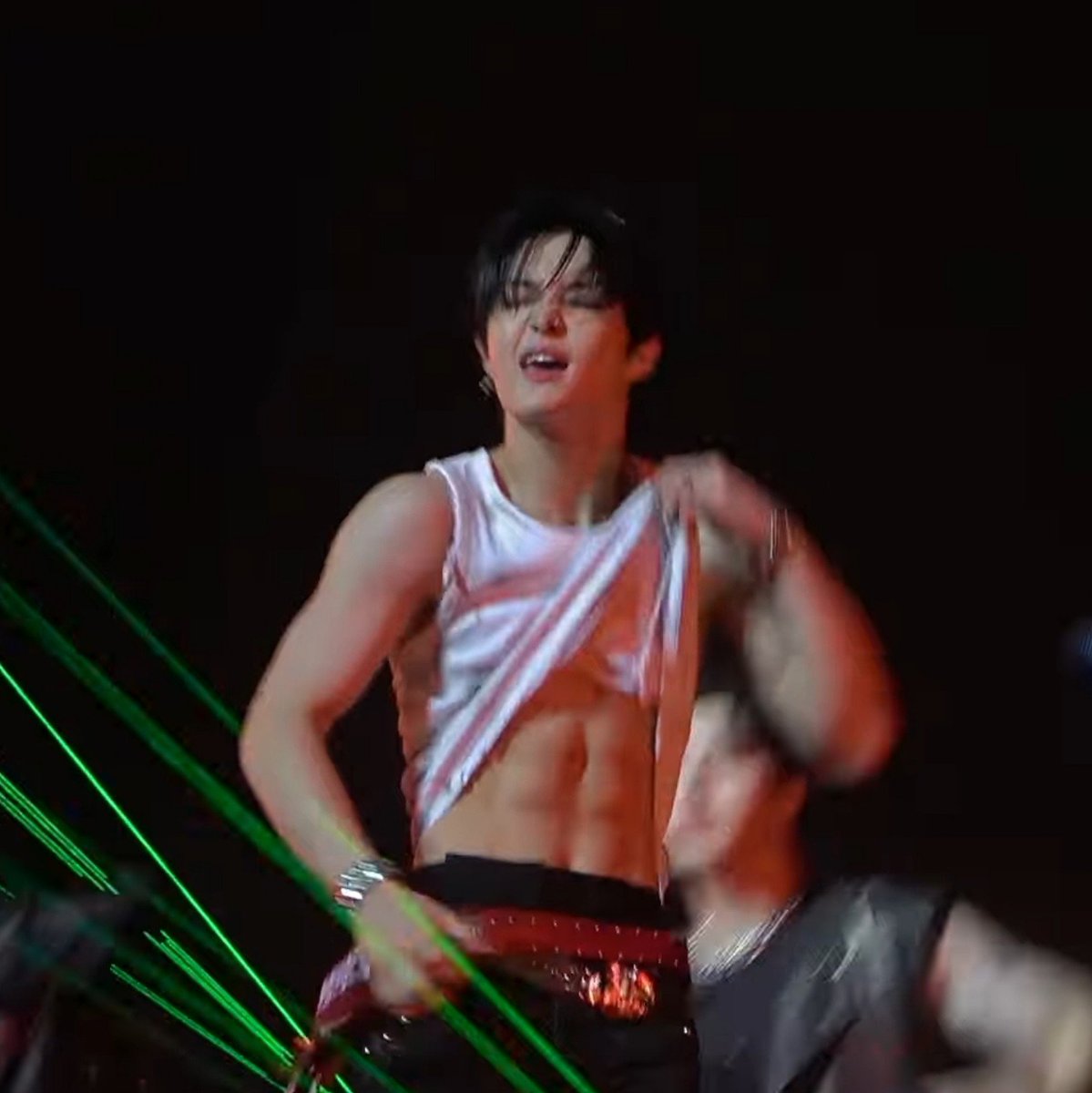 haryangkedua's tweet photo. Tidak bisa dipungkiri abs Jihoon memang menjadi salah satu highlight dikonser mereka 😭 https://t.co/Gl3crrEv66
