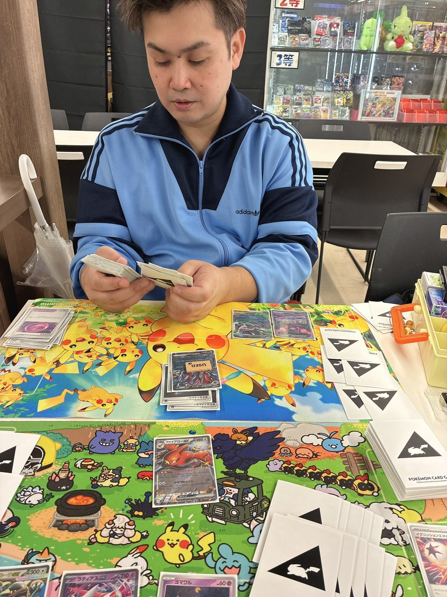 kakeRi0n's tweet photo. #秋田～ランチポケカ3401部

飲酒アンチがヤニねこにハマって3401注文した結果、「酒うめー！」しか言わないテンプレ酔っ払いが出来上がりました。 
飲酒ポケカダメ。ゼッタイ。
俺もサイゼで3301と3401キメてえなあ！ https://t.co/960MU85U83