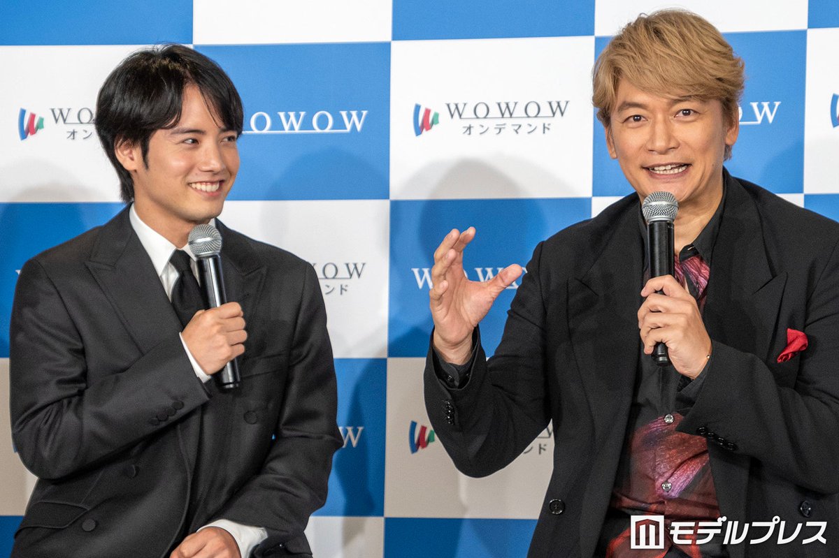 modelpress's tweet photo. 香取慎吾＆赤楚衛二、初対面の印象
クランクアップ秘話明かす✨️
https://t.co/PwiDFf0EWj

香取「赤楚くんが先にクランクアップして、ハグしたんです。僕はまだ何日か撮影があるから頑張るからねって言って。その現場を離れて、メイク室でメイクを落として、もう一言二言話したいなと思って、追いかけて行ったたら赤楚くんの車はもう出発してしまって…」

赤楚「クランプアップした瞬間が一番余韻に浸りたいタイプなので、すごく浸っていたんですけど、お会いできず…」