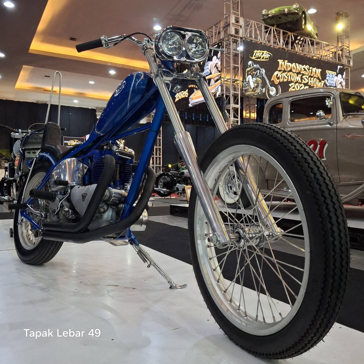 TAPAKLEBAR49's tweet photo. Chopper Kuda Biru, Guest Bike Indonesia Custom Show 2026 by Deus #chopper #chopperbike #indonesiacustomshow #ics2026 #motorcustom https://t.co/r1di1VoF9p